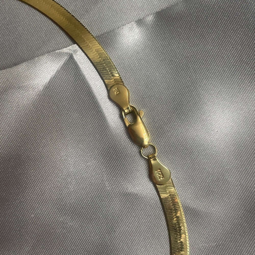 Elegant 14 karat herringbone Gold Necklace - Picture 3 of 11